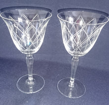 Lade das Bild in den Galerie-Viewer, WEIßWEIN~ GETRÄNKEGLAS - Hartglas, Geschliffen Linien Streifen Karo Motiv Dekor