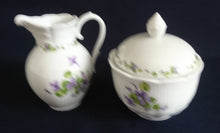 Lade das Bild in den Galerie-Viewer, ZUCKERDOSE MIT DECKEL "Viola" - Porzellan, Flora Veilchen Blumenblüten Blatt Blätter Motiv Dekor