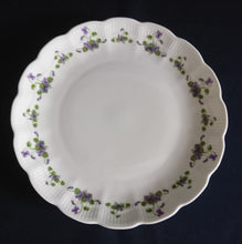 Lade das Bild in den Galerie-Viewer, DESSERTTELLER "Viola" - Porzellan, Flora Veilchen Blumenblüten Blatt Blätter Motiv Dekor