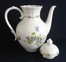 Lade das Bild in den Galerie-Viewer, TEEKANNE MIT DECKEL "Viola" - Porzellan, Flora Veilchen Blumenblüten Blatt Blätter Motiv Dekor