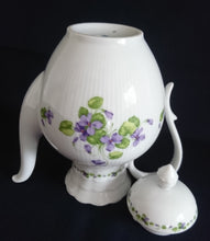 Lade das Bild in den Galerie-Viewer, TEEKANNE MIT DECKEL "Viola" - Porzellan, Flora Veilchen Blumenblüten Blatt Blätter Motiv Dekor