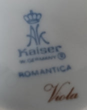 Lade das Bild in den Galerie-Viewer, TEEKANNE MIT DECKEL "Viola" - Porzellan, Flora Veilchen Blumenblüten Blatt Blätter Motiv Dekor