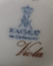 Lade das Bild in den Galerie-Viewer, 2er Set KAFFEETASSEN "Viola" - Porzellan, Flora Veilchen Blumenblüten Blatt Blätter Motiv Dekor