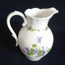 Lade das Bild in den Galerie-Viewer, 3er Set MILCHKÄNNCHEN & ZUCKERDOSE MIT DECKEL "Viola" - Porzellan, Flora Veilchen Blumenblüten Blatt Blätter Motiv Dekor