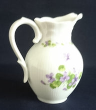 Lade das Bild in den Galerie-Viewer, MILCHKÄNNCHEN "Viola" - Porzellan, Flora Veilchen Blumenblüten Blatt Blätter Motiv Dekor