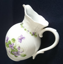 Lade das Bild in den Galerie-Viewer, 3er Set MILCHKÄNNCHEN & ZUCKERDOSE MIT DECKEL "Viola" - Porzellan, Flora Veilchen Blumenblüten Blatt Blätter Motiv Dekor