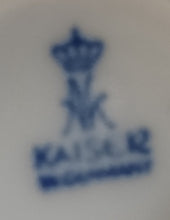 Lade das Bild in den Galerie-Viewer, 3er Set MILCHKÄNNCHEN & ZUCKERDOSE MIT DECKEL "Viola" - Porzellan, Flora Veilchen Blumenblüten Blatt Blätter Motiv Dekor