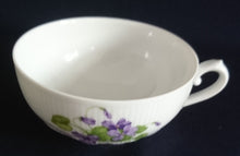 Lade das Bild in den Galerie-Viewer, 2er Set 2er TEEGEDECKE "Viola" - Porzellan, Flora Veilchen Blumenblüten Blatt Blätter Motiv Dekor