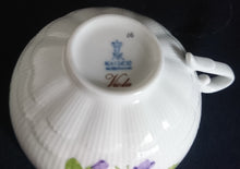 Lade das Bild in den Galerie-Viewer, TEETASSE "Viola" - Porzellan, Flora Veilchen Blumenblüten Blatt Blätter Motiv Dekor