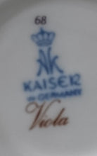 Lade das Bild in den Galerie-Viewer, UNTERTASSE "Viola" - Porzellan, Flora Veilchen Blumenblüten Blatt Blätter Motiv Dekor