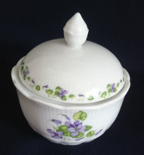 Lade das Bild in den Galerie-Viewer, ZUCKERDOSE MIT DECKEL "Viola" - Porzellan, Flora Veilchen Blumenblüten Blatt Blätter Motiv Dekor