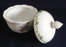 Lade das Bild in den Galerie-Viewer, ZUCKERDOSE MIT DECKEL "Viola" - Porzellan, Flora Veilchen Blumenblüten Blatt Blätter Motiv Dekor