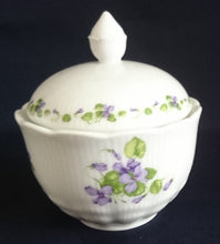Lade das Bild in den Galerie-Viewer, ZUCKERDOSE MIT DECKEL "Viola" - Porzellan, Flora Veilchen Blumenblüten Blatt Blätter Motiv Dekor