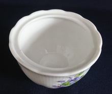 Lade das Bild in den Galerie-Viewer, 3er Set MILCHKÄNNCHEN & ZUCKERDOSE MIT DECKEL "Viola" - Porzellan, Flora Veilchen Blumenblüten Blatt Blätter Motiv Dekor