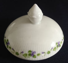 Lade das Bild in den Galerie-Viewer, 3er Set MILCHKÄNNCHEN & ZUCKERDOSE MIT DECKEL "Viola" - Porzellan, Flora Veilchen Blumenblüten Blatt Blätter Motiv Dekor