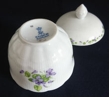 Lade das Bild in den Galerie-Viewer, ZUCKERDOSE MIT DECKEL "Viola" - Porzellan, Flora Veilchen Blumenblüten Blatt Blätter Motiv Dekor