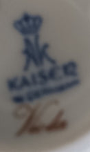 Lade das Bild in den Galerie-Viewer, 3er Set MILCHKÄNNCHEN & ZUCKERDOSE MIT DECKEL "Viola" - Porzellan, Flora Veilchen Blumenblüten Blatt Blätter Motiv Dekor