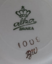 Lade das Bild in den Galerie-Viewer, UNTERTASSE - Porzellan, Goldrand & Innenrand Flora Blumenblüten Blatt Blätter Motiv Dekor (nBC)