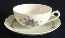 Lade das Bild in den Galerie-Viewer, 2er Set 2er KAFFEEGEDECKE "Viola" - Porzellan, Flora Veilchen Blumenblüten Blatt Blätter Motiv Dekor