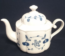 Lade das Bild in den Galerie-Viewer, TEEKANNE MIT DECKEL - Porzellan, Pflanzen Blatt Blätter Ranken Blüten Zwiebelmuster Art Motiv Dekor