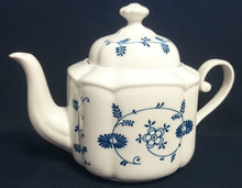 Lade das Bild in den Galerie-Viewer, TEEKANNE MIT DECKEL - Porzellan, Pflanzen Blatt Blätter Ranken Blüten Zwiebelmuster Art Motiv Dekor