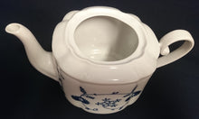 Lade das Bild in den Galerie-Viewer, TEEKANNE MIT DECKEL - Porzellan, Pflanzen Blatt Blätter Ranken Blüten Zwiebelmuster Art Motiv Dekor