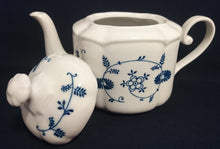 Lade das Bild in den Galerie-Viewer, TEEKANNE MIT DECKEL - Porzellan, Pflanzen Blatt Blätter Ranken Blüten Zwiebelmuster Art Motiv Dekor