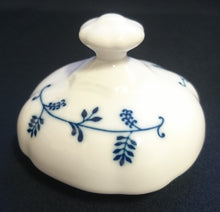 Lade das Bild in den Galerie-Viewer, TEEKANNE MIT DECKEL - Porzellan, Pflanzen Blatt Blätter Ranken Blüten Zwiebelmuster Art Motiv Dekor