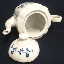 Lade das Bild in den Galerie-Viewer, TEEKANNE MIT DECKEL - Porzellan, Pflanzen Blatt Blätter Ranken Blüten Zwiebelmuster Art Motiv Dekor
