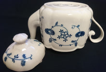 Lade das Bild in den Galerie-Viewer, TEEKANNE MIT DECKEL - Porzellan, Pflanzen Blatt Blätter Ranken Blüten Zwiebelmuster Art Motiv Dekor