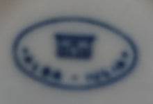 Lade das Bild in den Galerie-Viewer, TEEKANNE MIT DECKEL - Porzellan, Pflanzen Blatt Blätter Ranken Blüten Zwiebelmuster Art Motiv Dekor