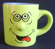 Lade das Bild in den Galerie-Viewer, KINDER~ GETRÄNKETASSE - Keramik / Steingut, Verrückter Wahnsinniger Gesichtsausdruck Zunge Auge Nase Mund Motiv Dekor