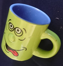 Lade das Bild in den Galerie-Viewer, KINDER~ GETRÄNKETASSE - Keramik / Steingut, Verrückter Wahnsinniger Gesichtsausdruck Zunge Auge Nase Mund Motiv Dekor