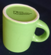 Lade das Bild in den Galerie-Viewer, KINDER~ GETRÄNKETASSE - Keramik / Steingut, Verrückter Wahnsinniger Gesichtsausdruck Zunge Auge Nase Mund Motiv Dekor