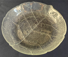 Lade das Bild in den Galerie-Viewer, Salatschale aus Hartglas mit Blatt- und Geästmotiv, dekorative Reliefstruktur, von ARC FRANCE, für Beilagen und Salate.