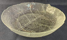Lade das Bild in den Galerie-Viewer, Harteglas-Salatbeilagenschale mit Blatt- und Geäst-Struktur, dekoratives Reliefmotiv von ARC FRANCE.