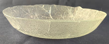 Lade das Bild in den Galerie-Viewer, Zwei Salatschalen aus Hartglas mit Blatt- und Geäst-Struktur, dekoratives Reliefmotiv, ARC FRANCE, elegantes Set für Beilagen.