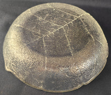 Lade das Bild in den Galerie-Viewer, Salatschale aus Hartglas mit Blatt- und Geäst-Struktur, dekoratives Reliefmotiv, ARC France, elegante Beilagenschale