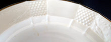 Lade das Bild in den Galerie-Viewer, DESSERTTELLER - Porzellan, Goldrand Abstraktes Geometrisches Relief Motiv Dekor