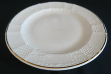 Lade das Bild in den Galerie-Viewer, DESSERTTELLER - Porzellan, Goldrand Abstraktes Geometrisches Relief Motiv Dekor