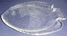 Lade das Bild in den Galerie-Viewer, 2er Set ABLAGESCHÄLCHEN - Hartglas, Fischform Schuppen Punkte Kreise Relief Motiv Dekor