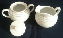 Lade das Bild in den Galerie-Viewer, 3er Set MILCHKÄNNCHEN & ZUCKERDOSE MIT DECKEL "Rainbow" - Porzellan, Linien Streifen Dekor