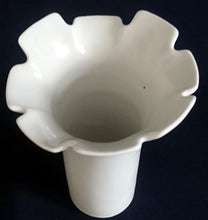 Lade das Bild in den Galerie-Viewer, KLEINE BLUMENVASE - Porzellan, Flora Aufblühende Blumenblüten Gewölbter Rand Motiv Dekor