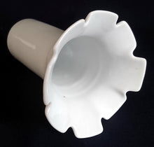 Lade das Bild in den Galerie-Viewer, KLEINE BLUMENVASE - Porzellan, Flora Aufblühende Blumenblüten Gewölbter Rand Motiv Dekor