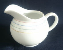 Lade das Bild in den Galerie-Viewer, 3er Set MILCHKÄNNCHEN & ZUCKERDOSE MIT DECKEL "Rainbow" - Porzellan, Linien Streifen Dekor