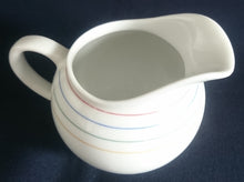 Lade das Bild in den Galerie-Viewer, 3er Set MILCHKÄNNCHEN & ZUCKERDOSE MIT DECKEL "Rainbow" - Porzellan, Linien Streifen Dekor