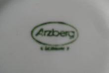 Lade das Bild in den Galerie-Viewer, 2er Set UNTERTASSEN "Rainbow" - Porzellan, Linien Streifen Dekor