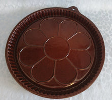 Lade das Bild in den Galerie-Viewer, TORTENBODEN BACKFORM - Keramik / Steingut, Flora Blumenblüte Geriffelter Innenrand Relief Dekor (BC)