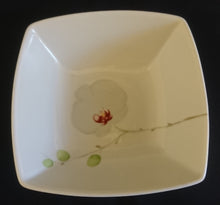 Lade das Bild in den Galerie-Viewer, SALAT~ BEILAGENSCHALE - Porzellan, Flora Orchideenblume Blüte Knospen Motiv Dekor