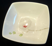 Lade das Bild in den Galerie-Viewer, SALAT~ BEILAGENSCHALE - Porzellan, Flora Orchideenblume Blüte Knospen Motiv Dekor